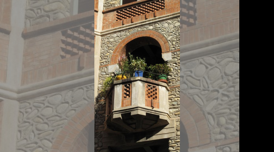 Remplissage du garde corps avec des briques posées avec angles en saillie , fort contraste d'ombre et de lumière