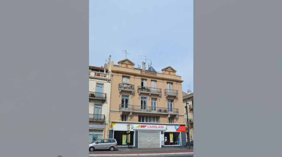 À l’angle de la Cours Lazare Escarguel et de la rue Léon Dieudé