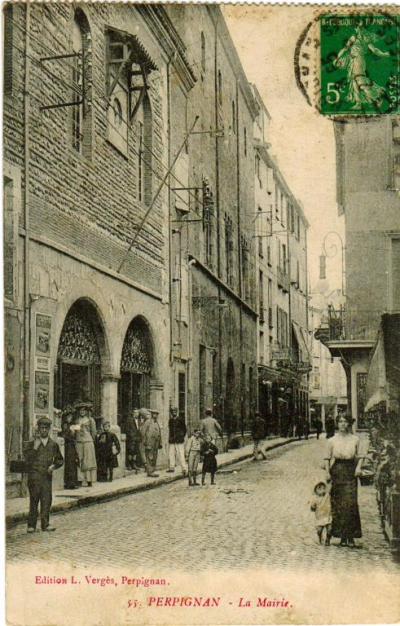 Carte postale ancienne avec entrée de l'hotel de ville.