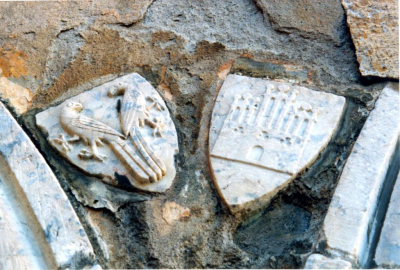 Armoiries des familles enterrées dans le cloitre du couvent des franciscains: 2 opiseax face à face ou un fronton d'église