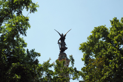 Figure féminine ailée de la paix tenant un glaive signe de vigilance 