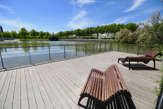 Les bancs côté bassin