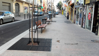 Pose de bancs et corbeilles