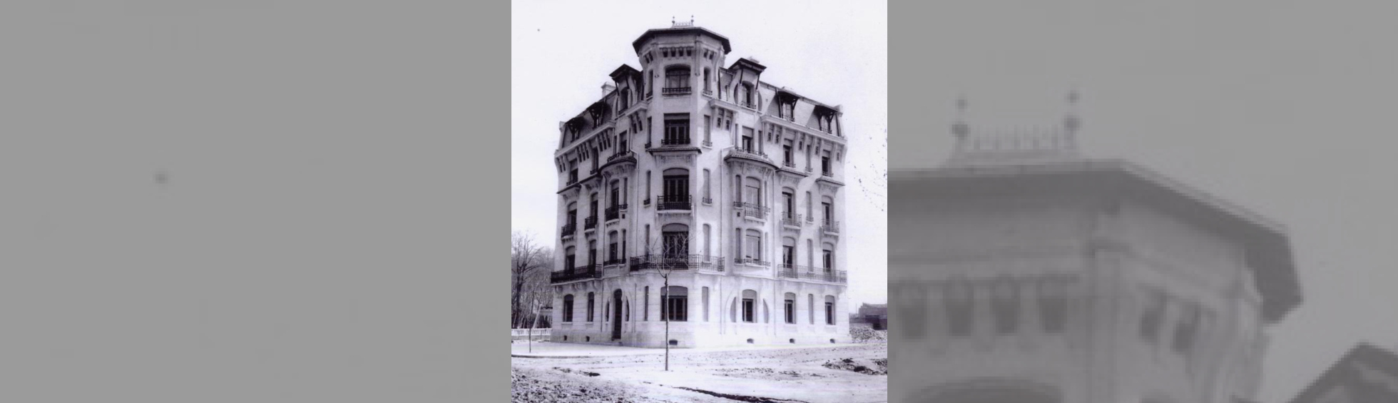 Photo d'un immeuble en angle de rue, sans voisin étant le premier construit de ce nouveau boulevard.