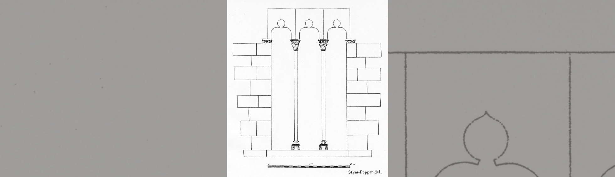 Baies trigéminées à linteaux monolithes échancrés en arc déprimé et lancette apicale ,chapiteaux et fines colonnettes.