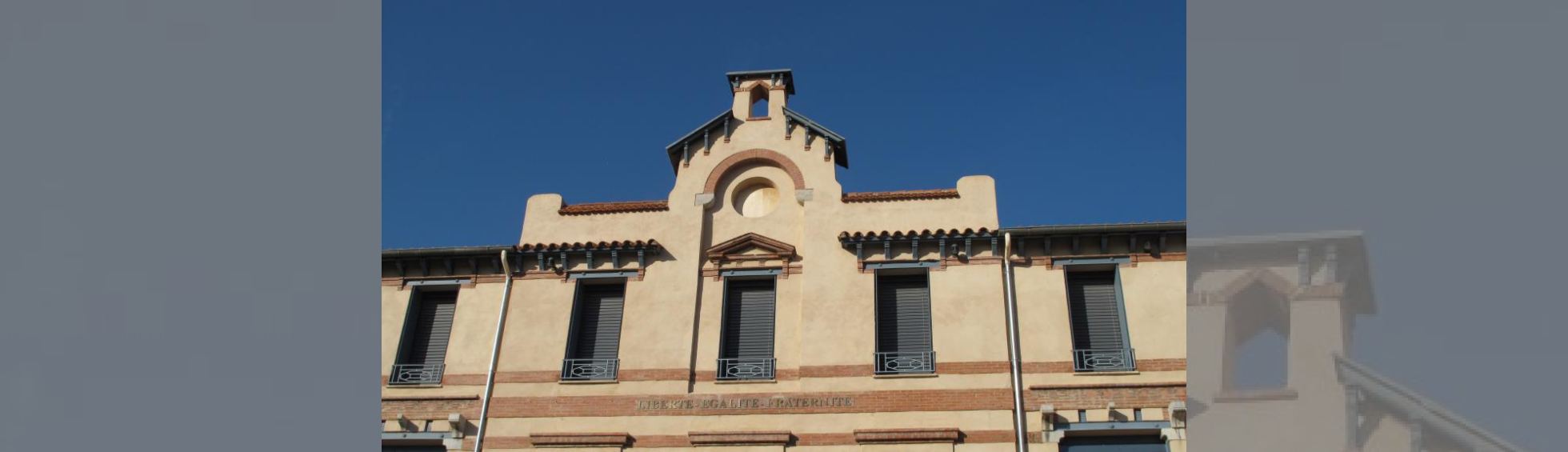 Fronton triangulaire avant emplacement pour une horloge et petit campanile avec une cloche 