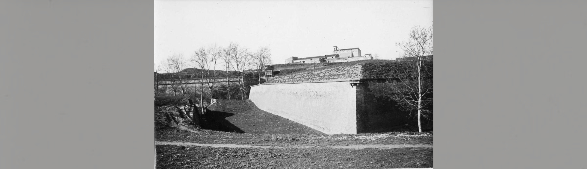 Dans le fossé des ouvrages extérieurs (renforcement de Vauban)