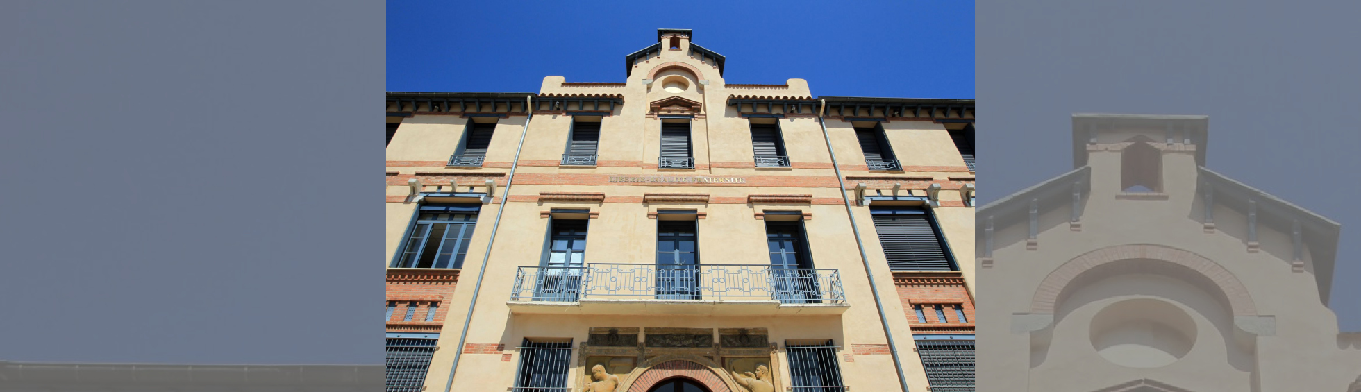 Façade réalisée: allège en brique ,linteaux par profilés métalliques, bandes horizontales en briques décoratives,