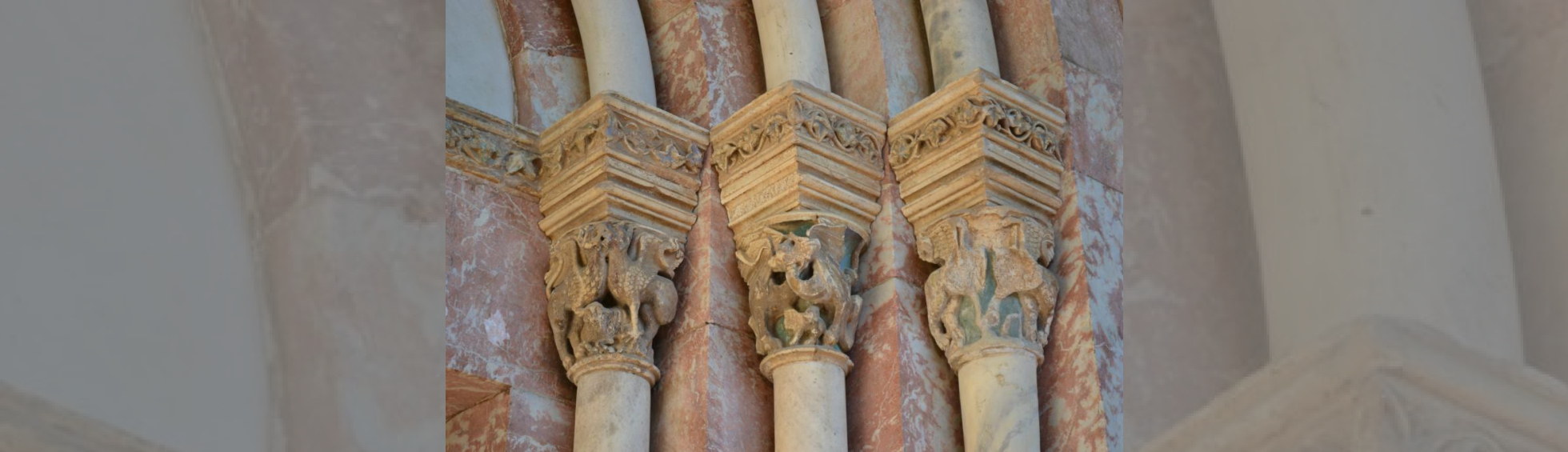 3 chapiteaux romans avec la corbeille montrant des dragons et griffons ,le tailloir des feuilles de lierre