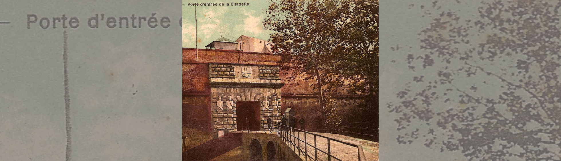 L'entrée monumentale de la citadelle de Philippe II:pierre à bossage et statues  de soldats de part et d'autre