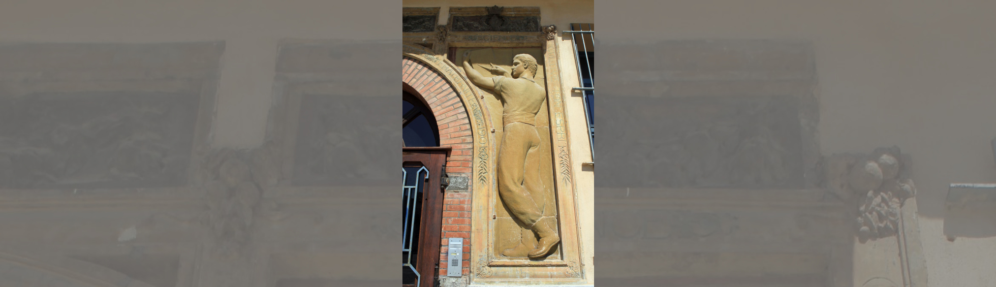 Allégorie de la science :Inscription "Cultive ton esprit" avec un personnage tenant un compas et une feuille.