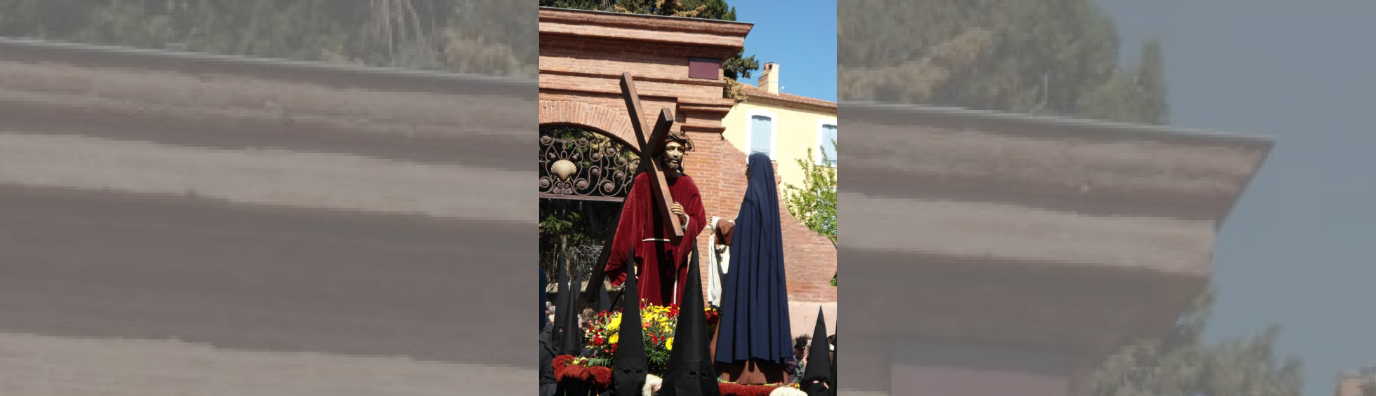 Départ de la procession de la Sanch de L'église Saint Jacques avec le penitents et leurs capuches noires