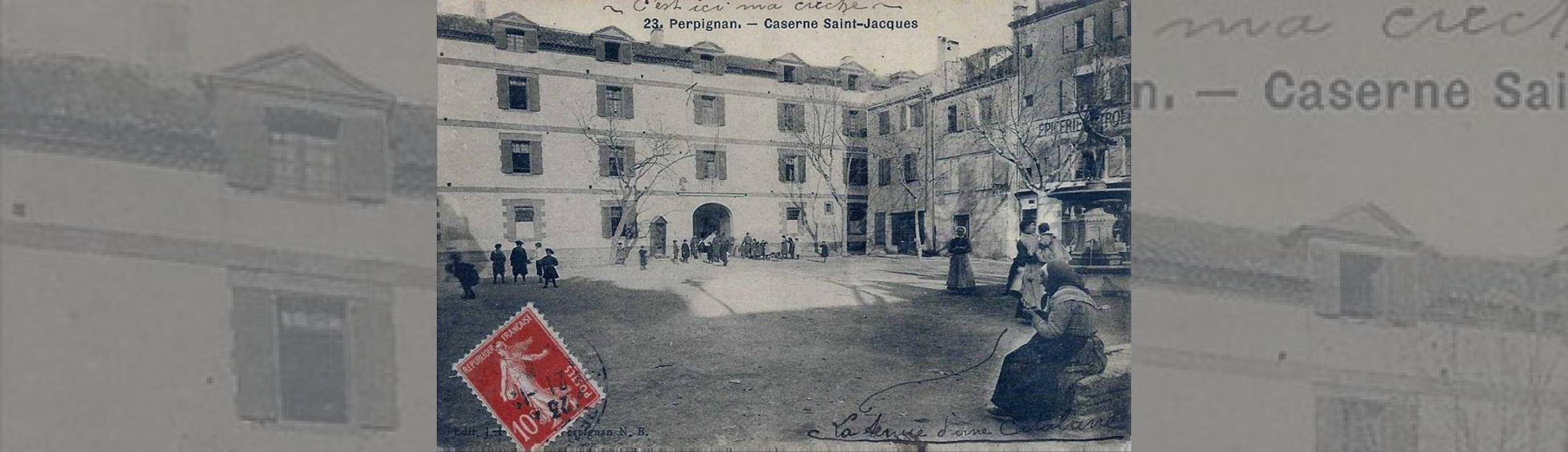 Autre vue de la place avec vieille catalane assise au premier plan