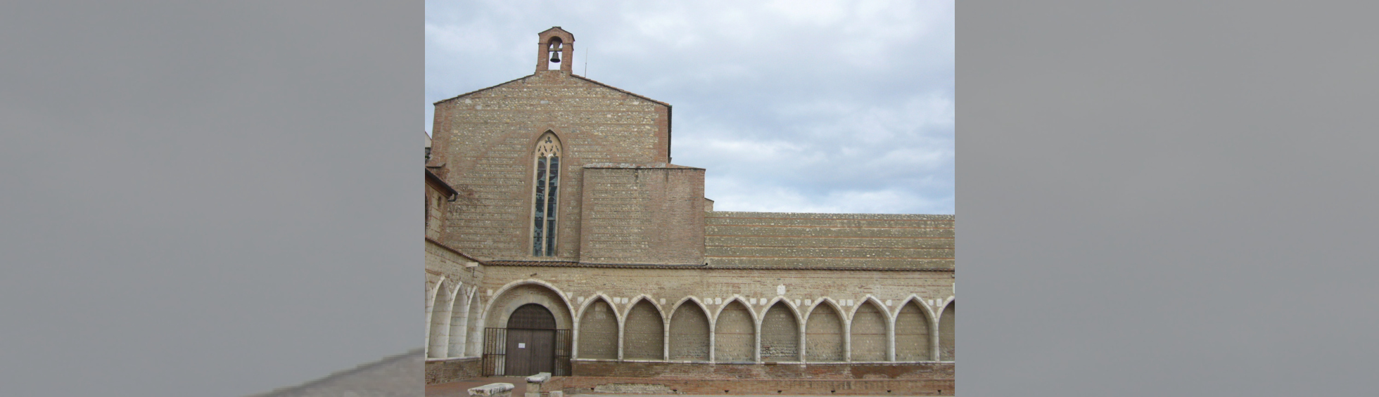 Entrée de la funeraria :porche en arc roman surmonté d'une baie géminée et d'un clocheton