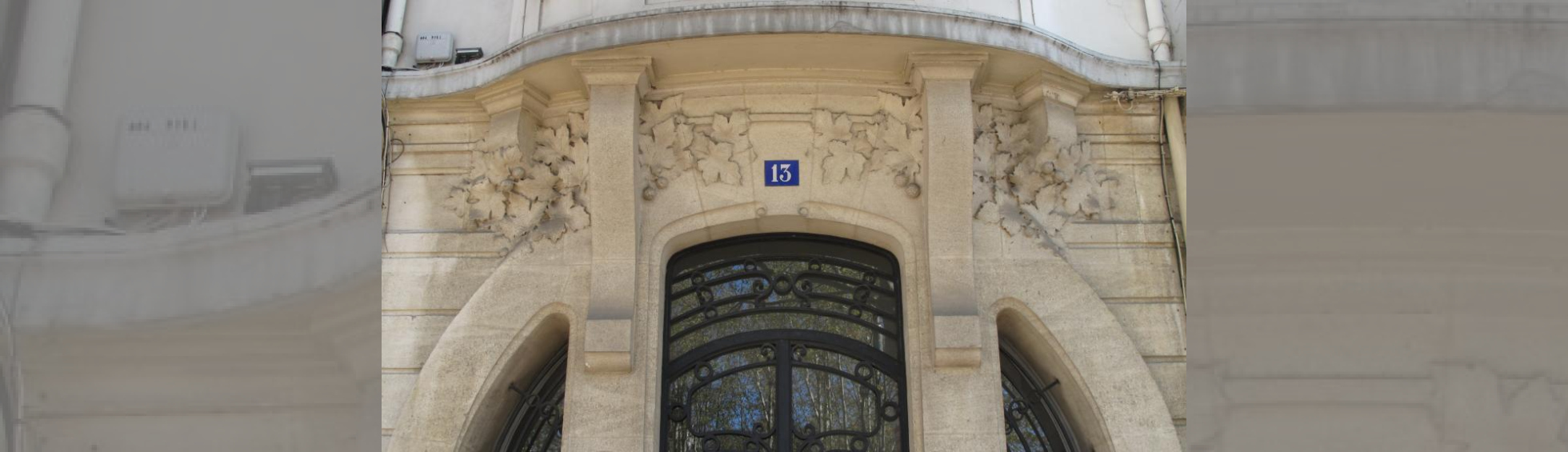 Encadrement de porte avec un arc outrepassé, console pour le balcon , sculpture de feuilles de platane