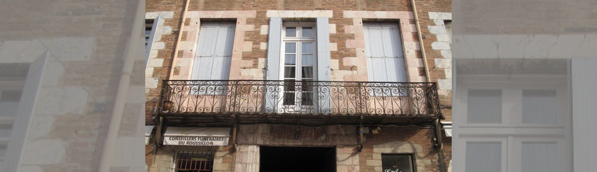 Façade reconstruite de l'hotel du gouvernement