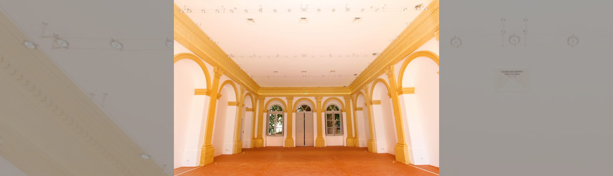 Sol en carreaux de terre cuite , arcades et pilastres soulignés en jaune