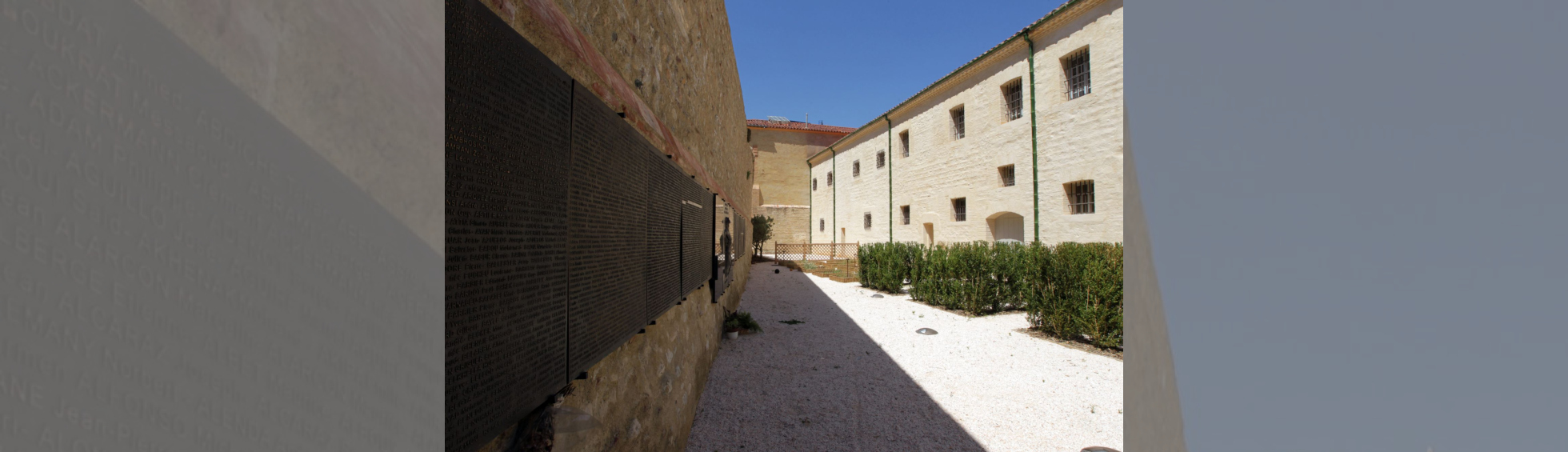 lieu de recueillement pour les familles: plaque de métal reprenant les noms de francais disparus durant la guerre d'Algérie 