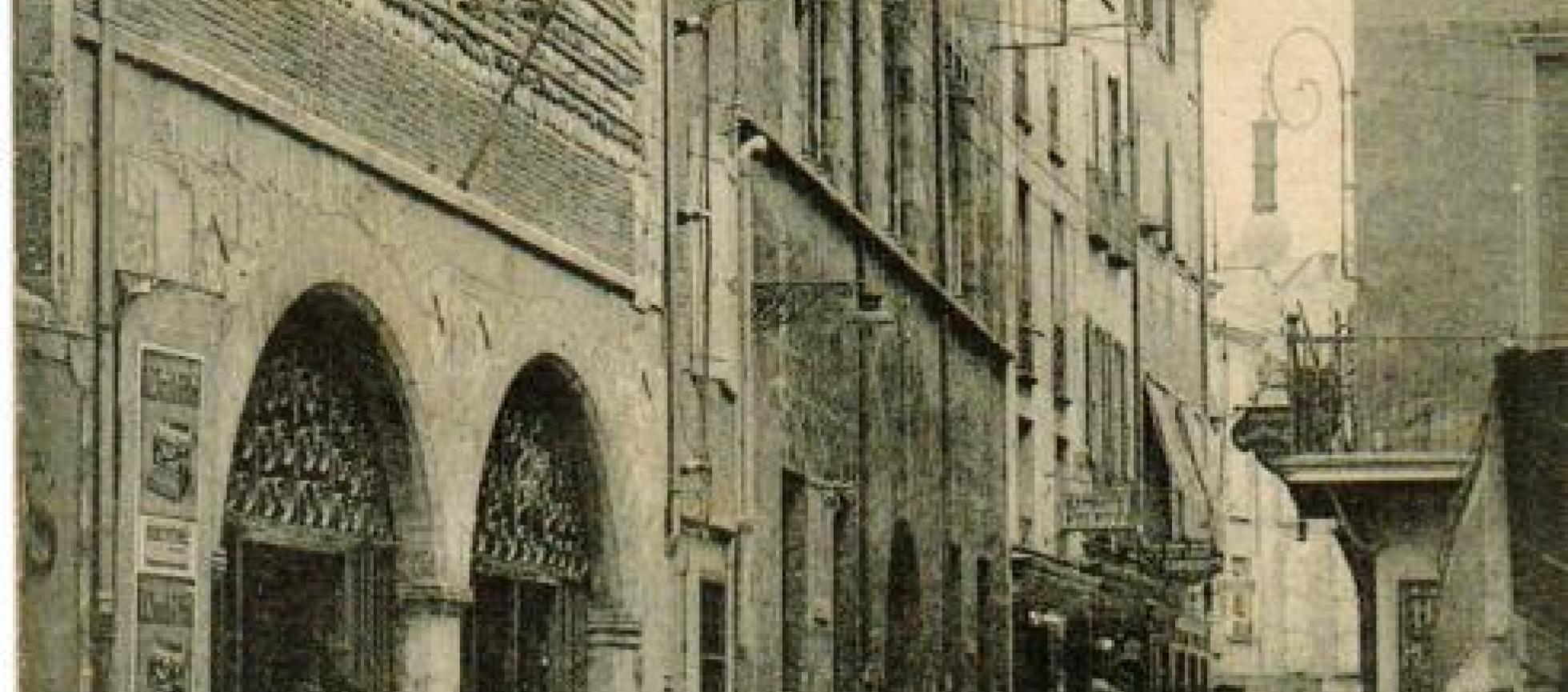 Carte postale ancienne avec entrée de l'hotel de ville.