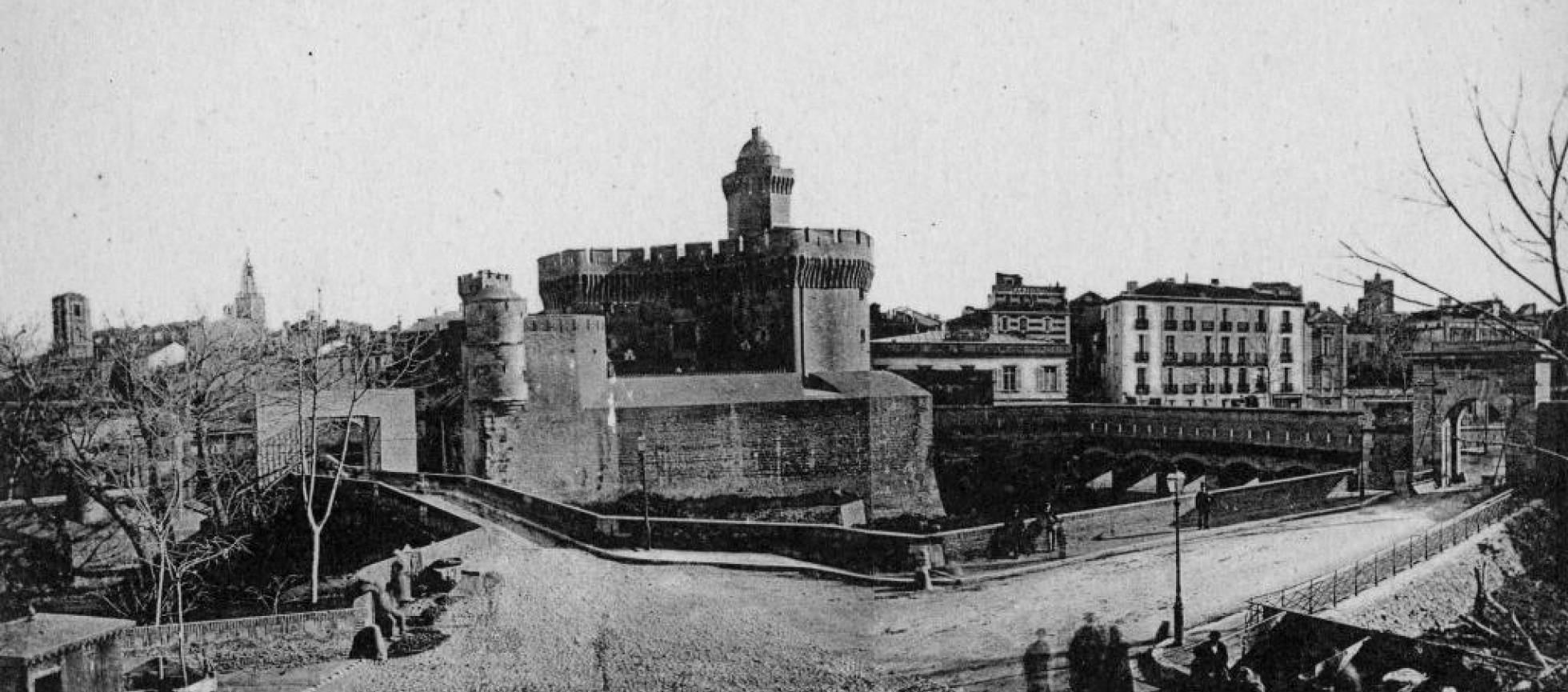 A gauche le pont d'ane enjambant la Basse;à gauche le pont éclusé d'avall ;au milieu le castillet et son baluard.