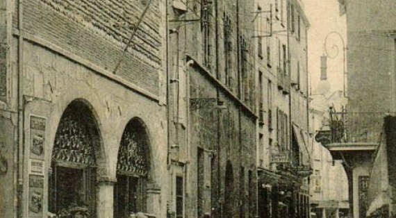 Carte postale ancienne avec entrée de l'hotel de ville.