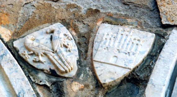 Armoiries des familles enterrées dans le cloitre du couvent des franciscains: 2 opiseax face à face ou un fronton d'église