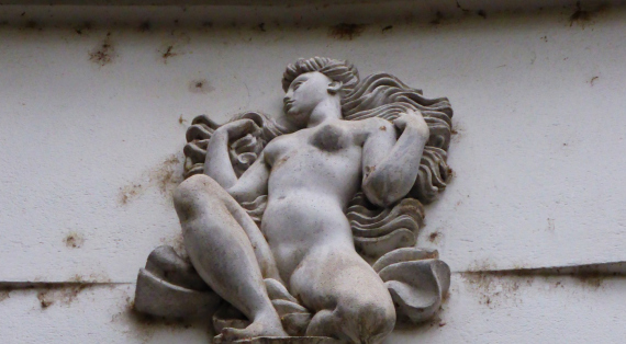 Bas-relief féminin s'apparentant à une signature de l'architecte